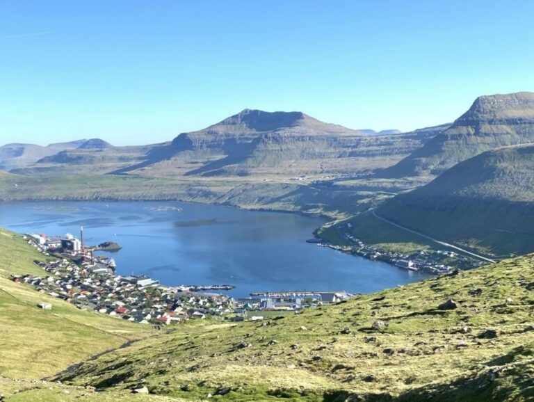 Ungdómsmøti í kvøld.